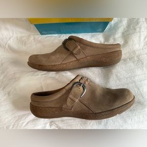 Aetrex Libby cork and leather clogs 7.5-8